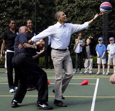 奧巴馬穿襯衫打藍球