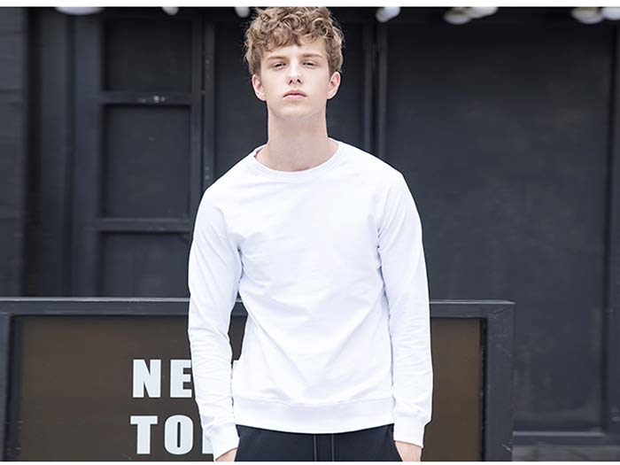 插肩袖純色圓領衛衣定做模特實穿之白色效果展示圖